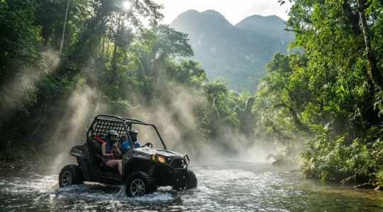 Buggy traversant une rivière en forêt tropicale avec équipement de sécurité en République dominicaine