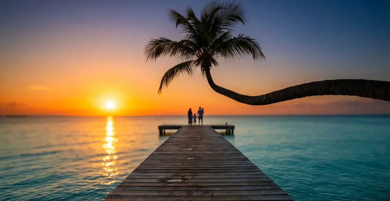 Vue depuis la jetée de Bayahibe au coucher du soleil avec palmier caractéristique