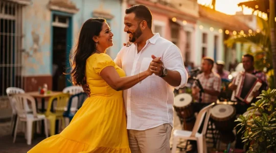 Couple dansant le merengue lors d'une fête traditionnelle dominicaine avec musiciens et ambiance festive