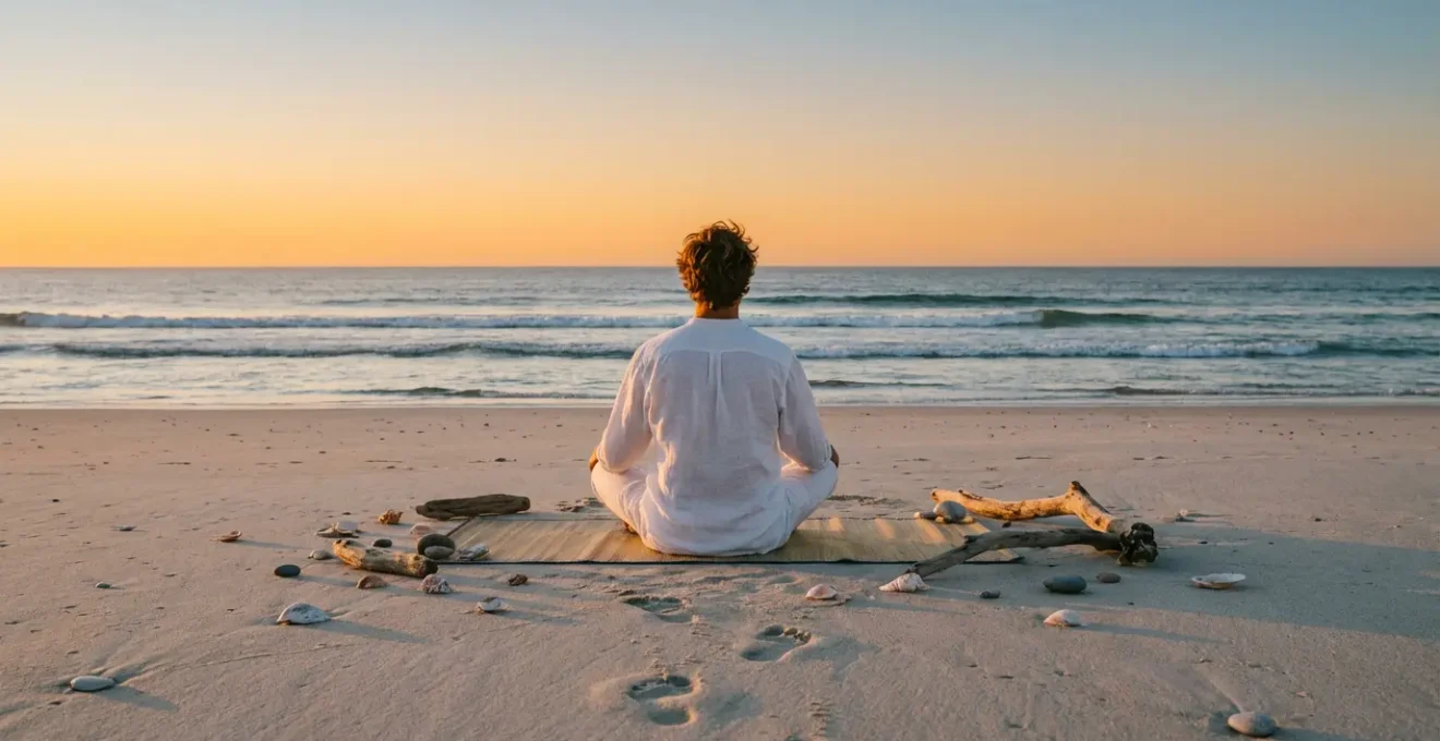 Personne en méditation sur une plage de sable fin au coucher du soleil pour illustrer la décompression mentale en séjour balnéaire