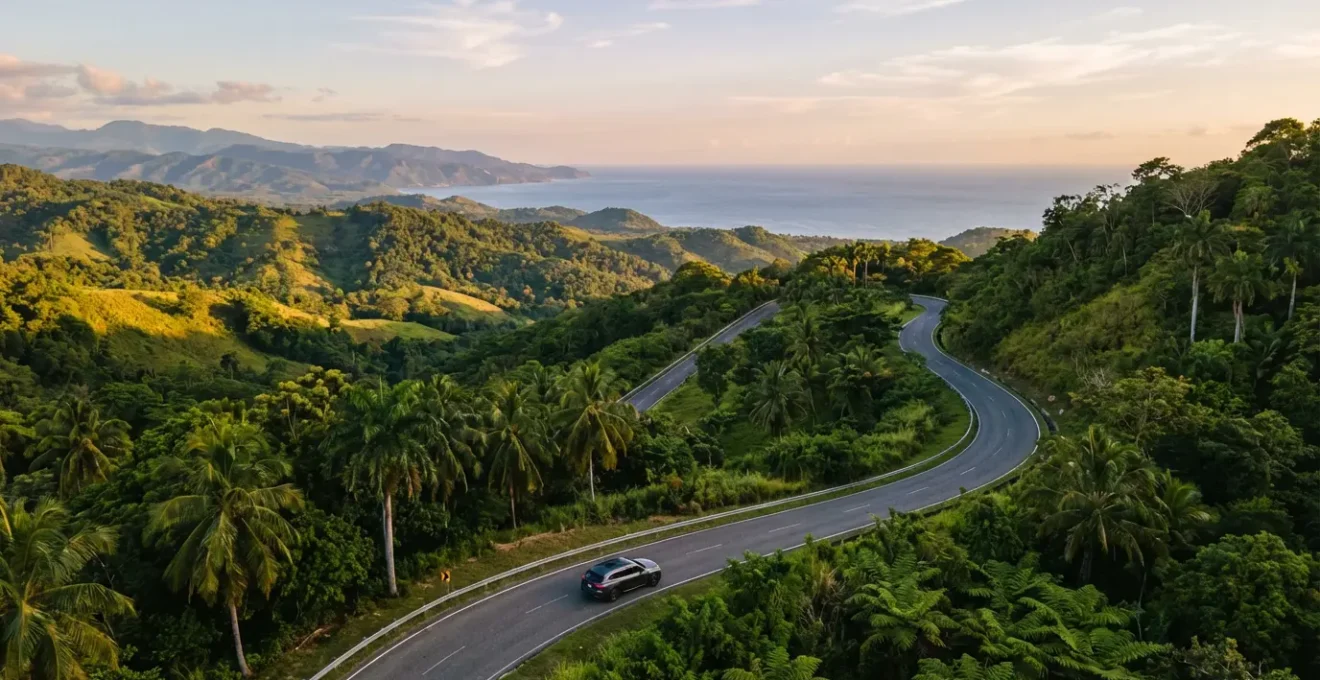 Route sinueuse traversant les montagnes tropicales de la République Dominicaine avec vue sur l'océan