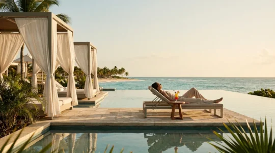 Vacancier profitant d'une piscine dans un resort tout inclus avec vue paradisiaque